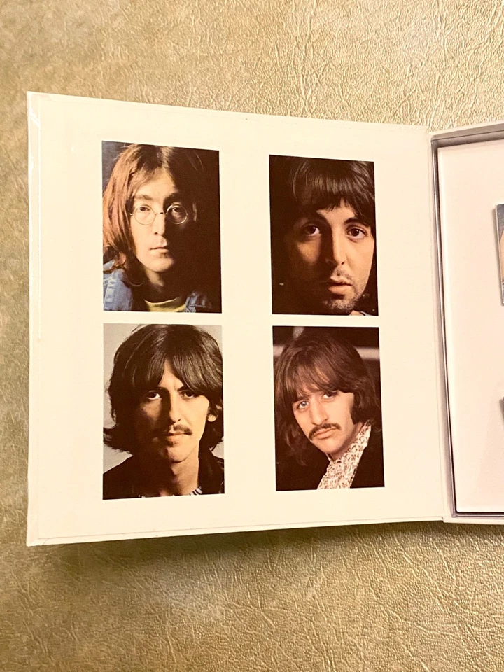 RARO Juego de Colección Álbum Blanco The Beatles Exclusivo Limitado En Caja Prendedores Acrílicos Foto 4 de 4