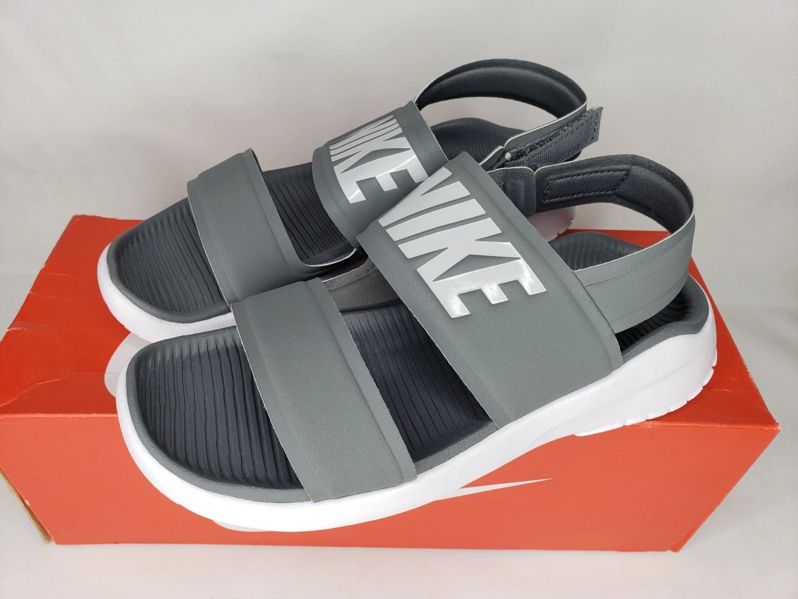 Scarpe sandali Nike Tanjun donna grigio platino bianco 882694 002 taglia 6 B(M) US