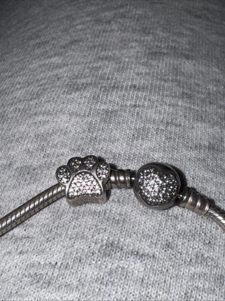 Pulseira seminova Pandora com 8 berloques autêntica - Imagem 3 de 4