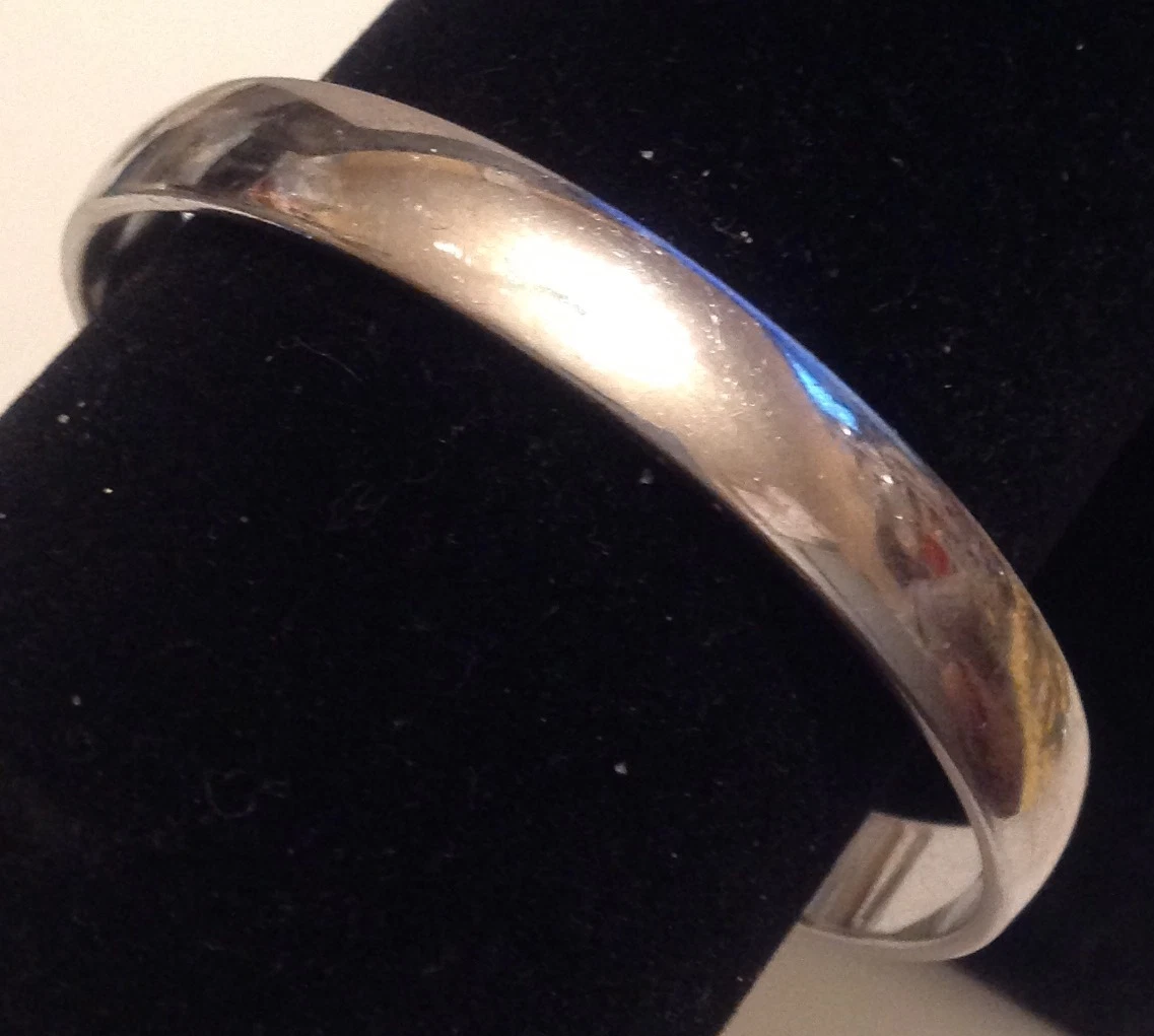 Bracelet jonc plat ouvrant gravé en or jaune - Bijouterie Harcaut