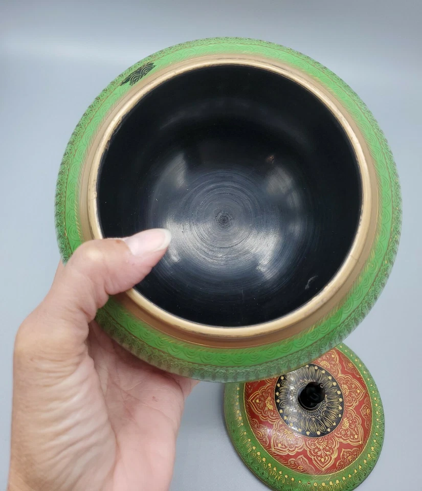 Intrincado plato pintado de madera tallado a mano y plato cubierto ¿Uzbeko? Rusia? ¿Asiático? Foto 3 de 4