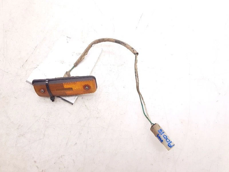 89-90 TOYOTA LAND CRUISER PASSENGER SIDE YELLOW MARKER LAMP  - Image 4 of 4