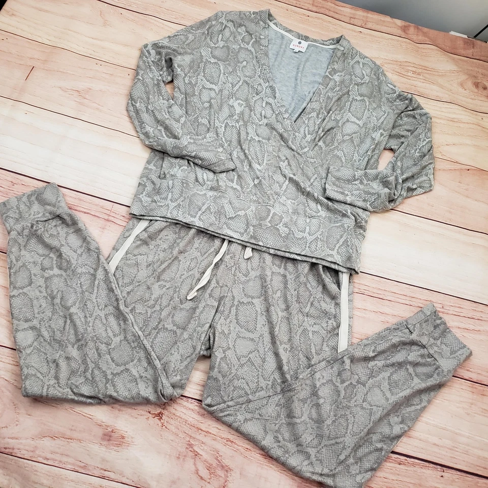 Conjunto Sundry Lounge Feminino 4 Cinza Estampa de Cobra Pulôver Calça Jogger Macia EUA Aconchegante - Imagem 2 de 4