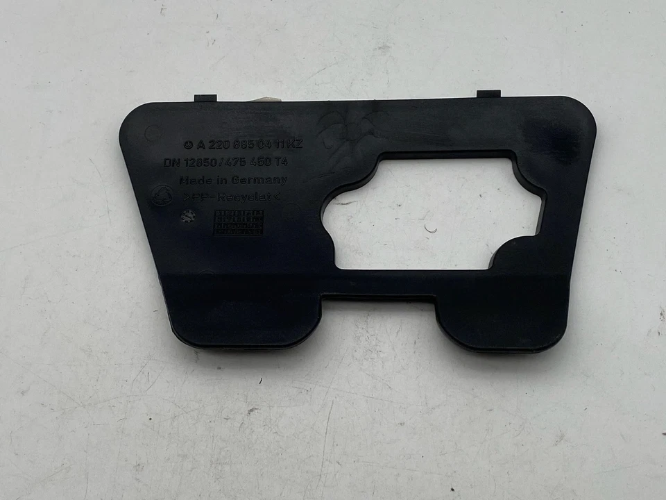 Placa de parachoques base pasajero derecho Mercedes Benz S55 AMG 2001-2006 A2208850411 Foto 3 de 4