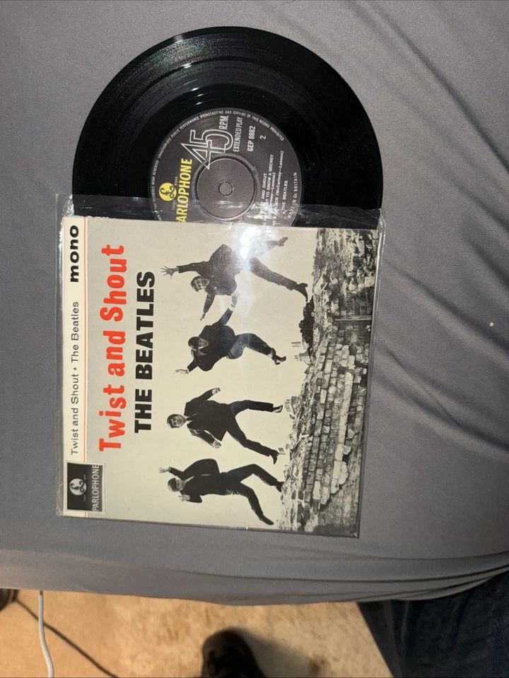 mint early issue 7" BEATLES Twist And Shout GEP8882 PARLOPHONE UK - Image 4 of 4