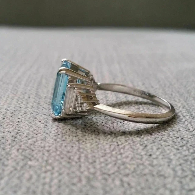 Anillo de derivación de diamantes y aguamarina de oro blanco de 14 quilates de 2,50 quilates Foto 2 de 4
