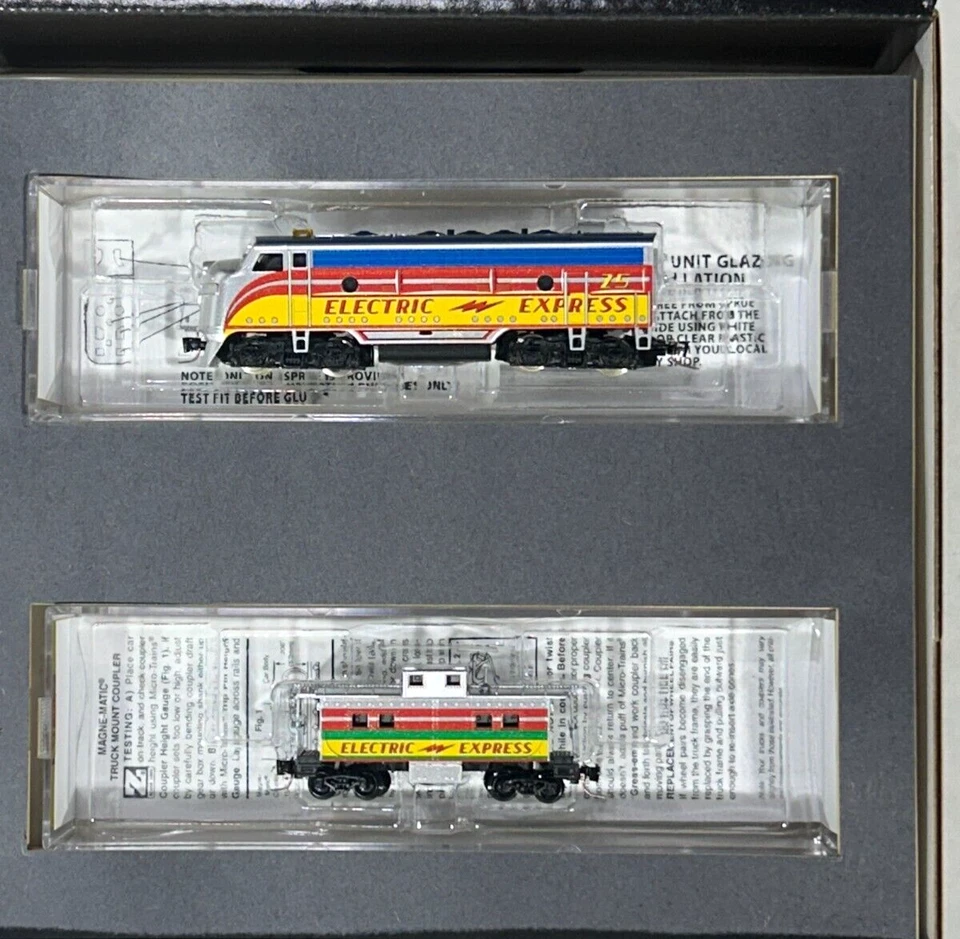 MICRO-TRAINS Z SCALE ROBOT CHRISTMAS TRAIN SET   99421100 - Image 3 of 4