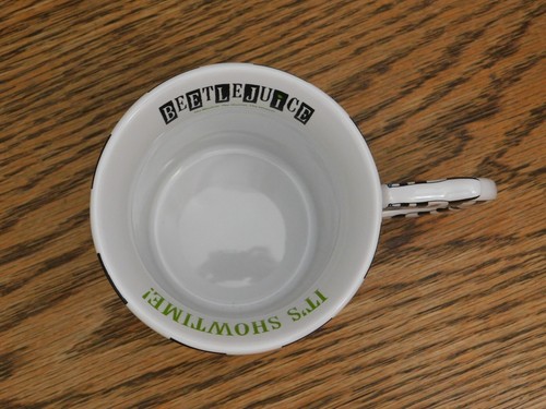 Beetlejuice Musical Broadway Souvenir Aufkleber & schwarz gestreifter Kaffeebecher Tasse Neu im Karton - Bild 7 von 10