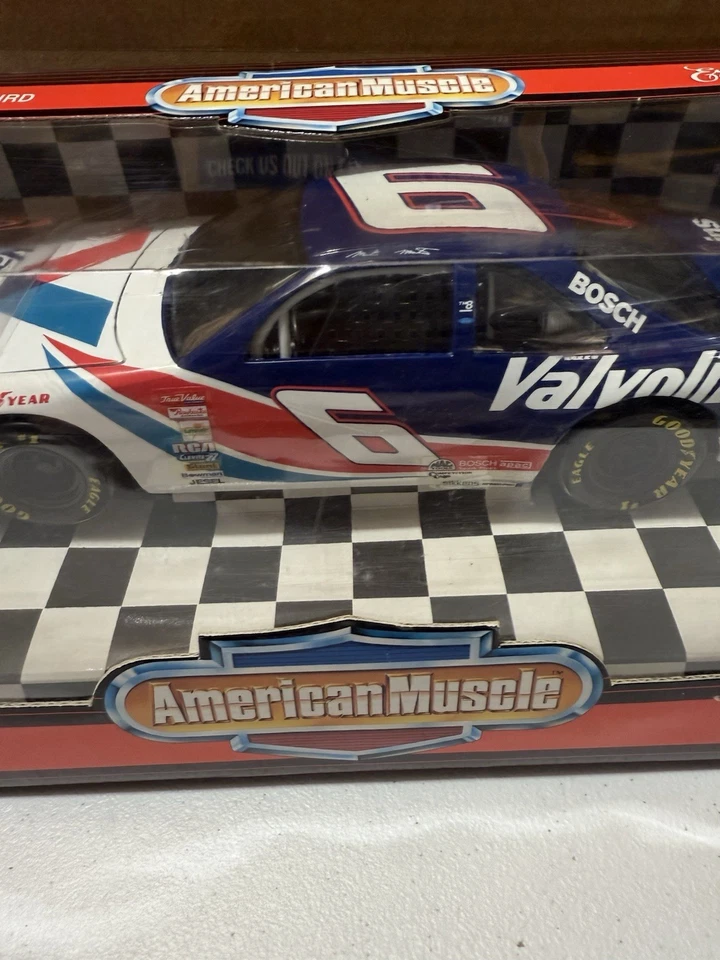Mark Martin #6 Valvoline 1996 1/18 Nascar Diecast - Image 3 of 4