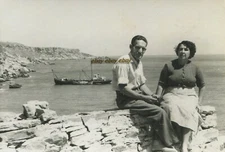 #45981 IKARIA? Greece 1950. Couple on the beach. Photo