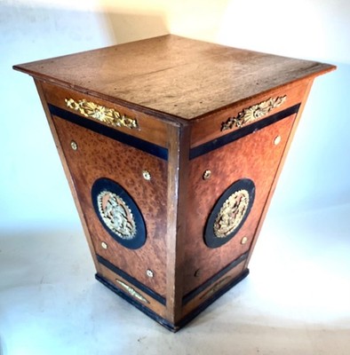 Antikes Empire Biedermeier Sockel. Ormolu Halterungen. Ahornfurniere.
