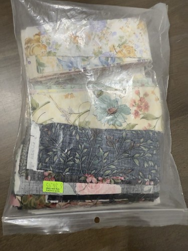 Floral Featherweight Watercolor Quilt Pattern and Fabric Kit Lynn Munch - Picture 3 of 5