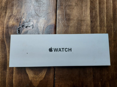 Apple Watch SE 2nd Gen 40mm GPS Starlight w/ Starlight Sports Band S/M MR9U3LL/A