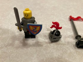 LEGO Minifigure Castle Black Knights Breastplate Red 3 Feather Plume cas172 6034