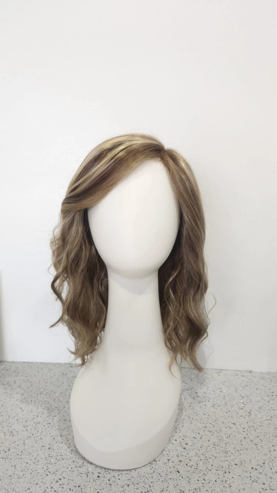 Peluca ondulada Petite Berlin de Estetica Designs encaje frontal con parte de encaje RH12/26CHM Foto 2 de 4