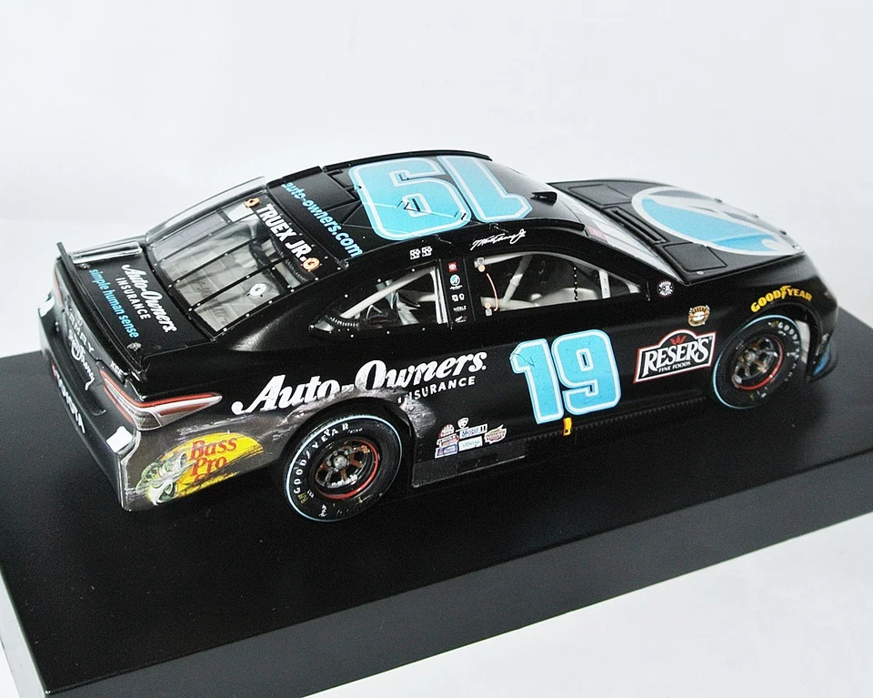 2021 Toyota Nascar #19 - Auto-Owners  - Martin Truex jr -  1:24 Darlington Win - Bild 3 von 4