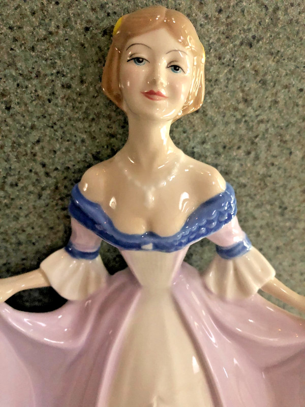 Royal Doulton Figurine "Reflections" Porcelain Encore HN 2751  10 " tall 1987