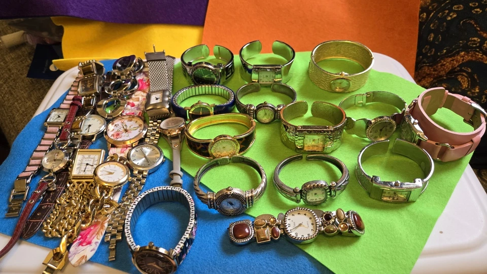 Lote de 26 relojes de moda divertidos, con clase para mujer. No probado, movimientos de cuarzo. Foto 3 de 4