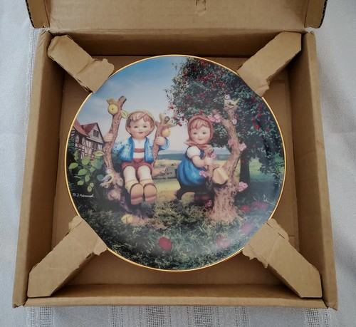 Plato de coleccionista M J Hummel Little Companions Apple Tree niño y niña usado - Imagen 3 de 4