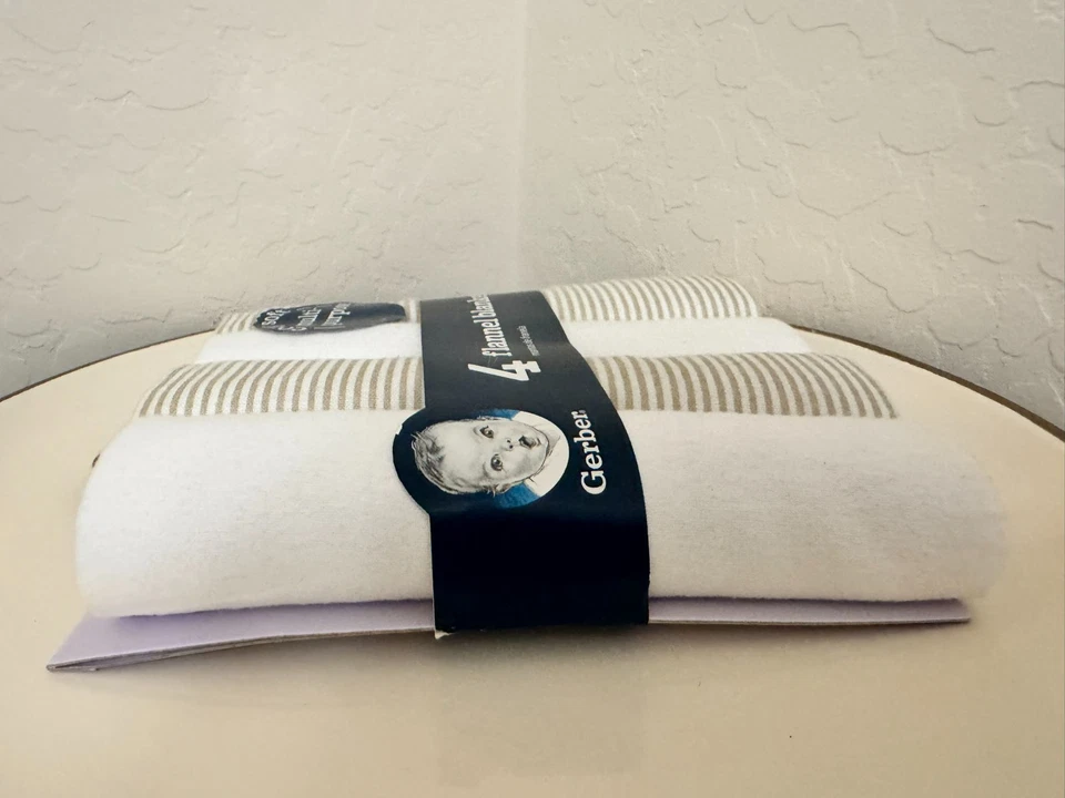 Paquete de 4 mantas de franela Gerber rayas blancas y beige acogedoras 100 % algodón para bebé Foto 3 de 4