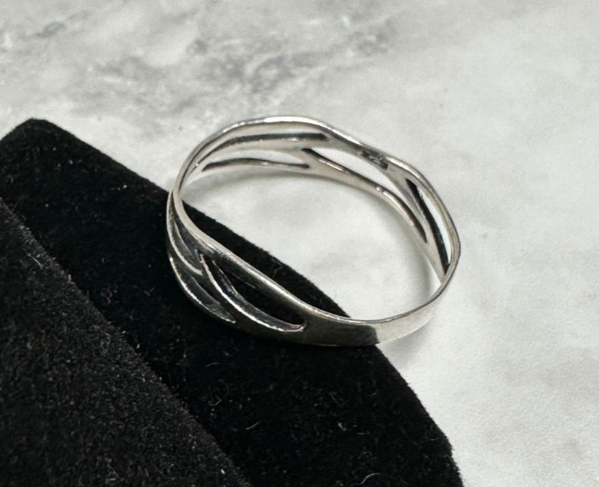 Sterling Silver Ring with a Delicate Open Wave Pa… - image 5