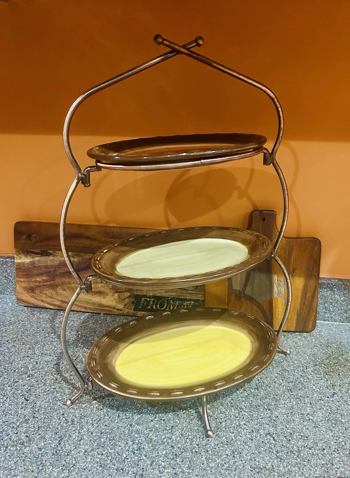 Platos pintados a mano de servidor Artimino Toscana de 3 niveles en un antiguo estante de bronce Foto 2 de 4