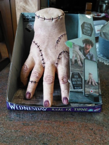 Mano Wednesday (Mercoledì serie TV) Real FX Thing - Foto 2 di 5
