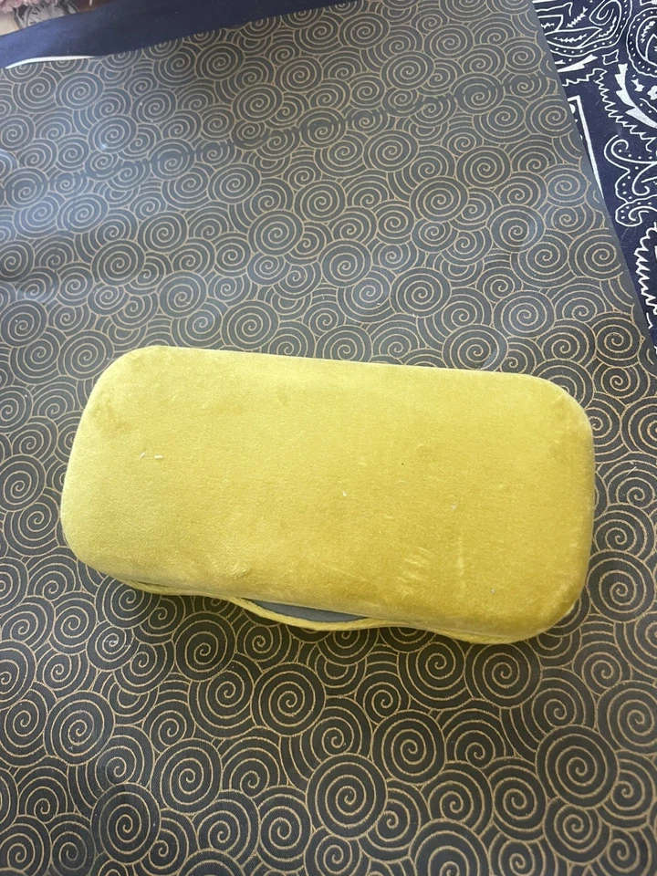 Estuche para gafas Gucci para mujer oro amarillo terciopelo cubierta dura Foto 2 de 4