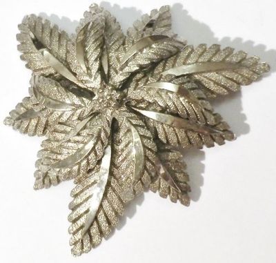 Broche Bijou Vintage En Forme De Fleur, Finement Travaillée, Couleur Argenté - Occasion