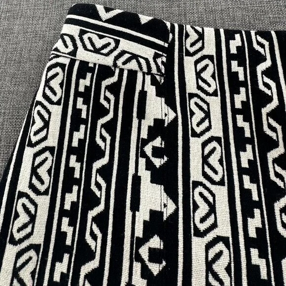 Pantalones Cortos Forever 21 Estampado Geométrico Azteca Junior Medianos Marfil y Negro Cintura Alta Foto 2 de 4