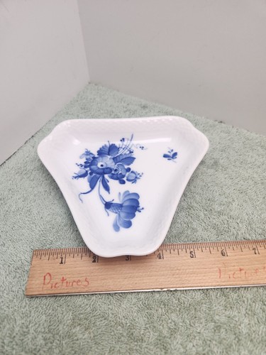 Plato triangular trenzado flor azul Royal Copenhagen Dinamarca número 10/1881. - Imagen 7 de 8