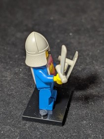 Lego CAS082S - Classic Castle Knight w/Vest, Shield & Sword - Sets 375 & 6075