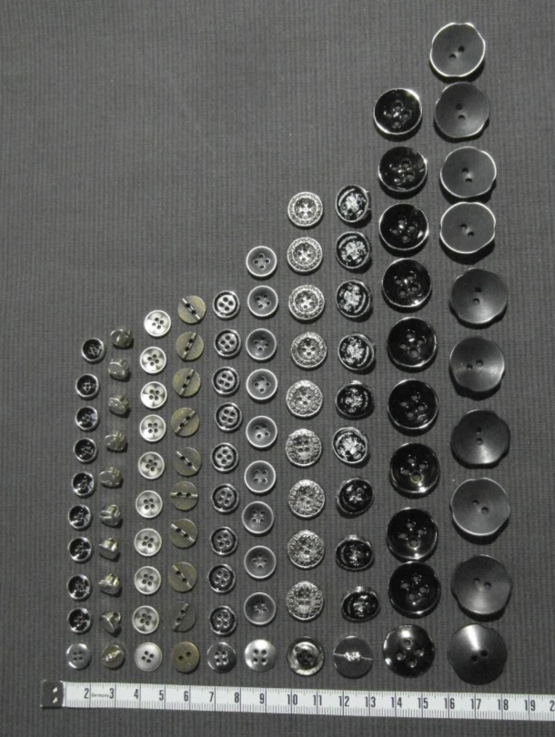 Konvolut Knöpfe Musterknöpfe Metall 10 Positionen =100 ausgefallene Metallknöpfe - Bild 2 von 4