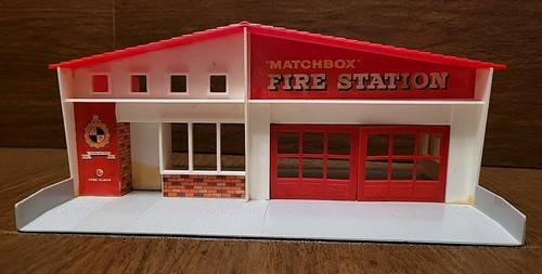 MATCHBOX FIRE STATION MF1 & KING SIZE MERRYWEATHER FIRE ENGINE K-15 BY LESNEY - Picture 2 of 13
