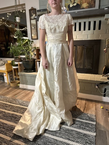 VTG Wedding Dress 1950s Floor Length Silk Or Satin w/ Train Lace Bodice Beaded - Picture 2 of 18