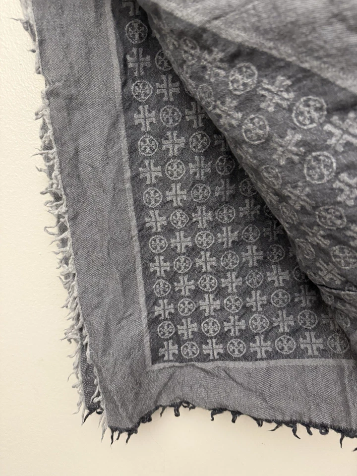 Cachecol Tory Burch TB monograma lã e seda cinza usado estado 46X50 - Imagem 4 de 4