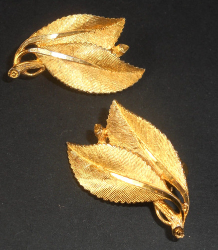 Vtg RSK Goldtone Leaves Clip Earrings 1"