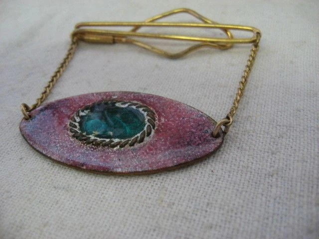 Emblema de arte esmaltado verde y rosa vintage tono dorado clip de corbata broche de corbata ~ Foto 4 de 4