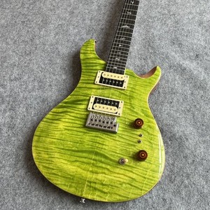 24 Frets Guitare électrique Green Maple Top Tremolo Bridge Guitare professionnelle