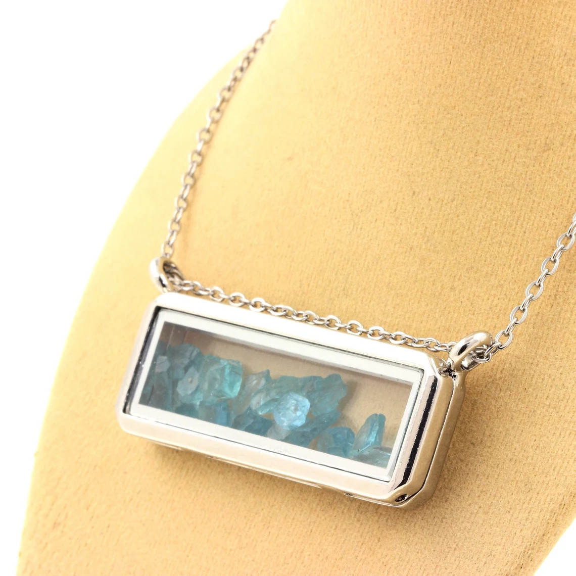 Pendentif Apatite Paraiba brut de forme rectangle monté sur collier original en argent 925