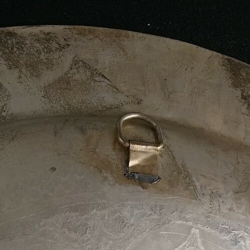 Antiguo plato colgante de pared de metal blanco de Oriente Medio grande 35 cm de ancho - Imagen 15 de 15
