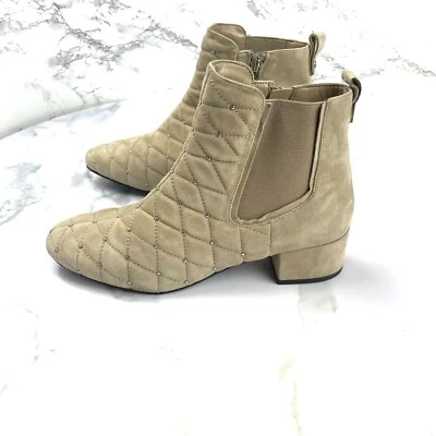 Isaac Mizrahi Botines Acolchados Gamuza Cuero 7.5 Beige Plata Tacón Bloque Tachuelas - Imagen 1 de 4