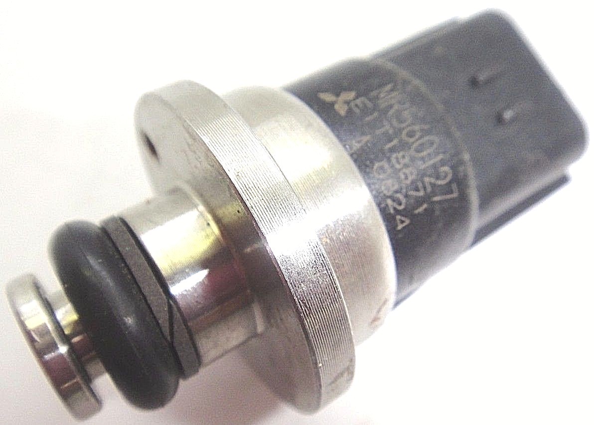 NEW GENUINE / OEM MR560127 E1T18871 FUEL RAIL PRESSURE SENSOR for 