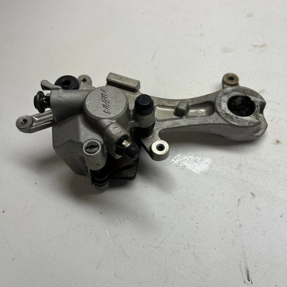 05 - 21 PINZA DE FRENO TRASERA YAMAHA YZ125 YZ 125 NISSIN OEM 1C3-2580W-52-00 Foto 2 de 4