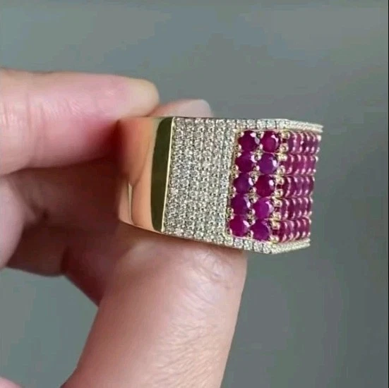 Anillo de compromiso para hombre creado rubí y moissanita enchapado en oro amarillo de 14 k de 3 quilates Foto 2 de 4