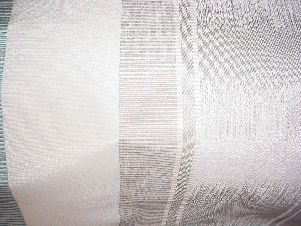 Tela de tapicería de seda sintética plateada a rayas Ryecote 19-7/8 Brunschwig Fils BF10493 Foto 3 de 4