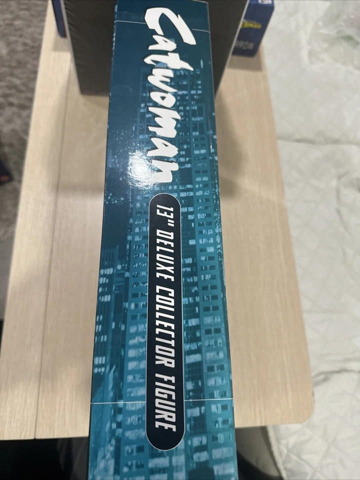 DC Direct 13 英寸 1: 6 比例现代猫女豪华人偶 1:6 全新 - 原厂封装 — 第 4/4 张图片