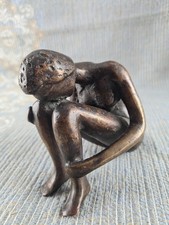 Kleine Vintage Bronze Figur -Frau sitzend, kauernd nackt Nude Aktfigur Skulptur