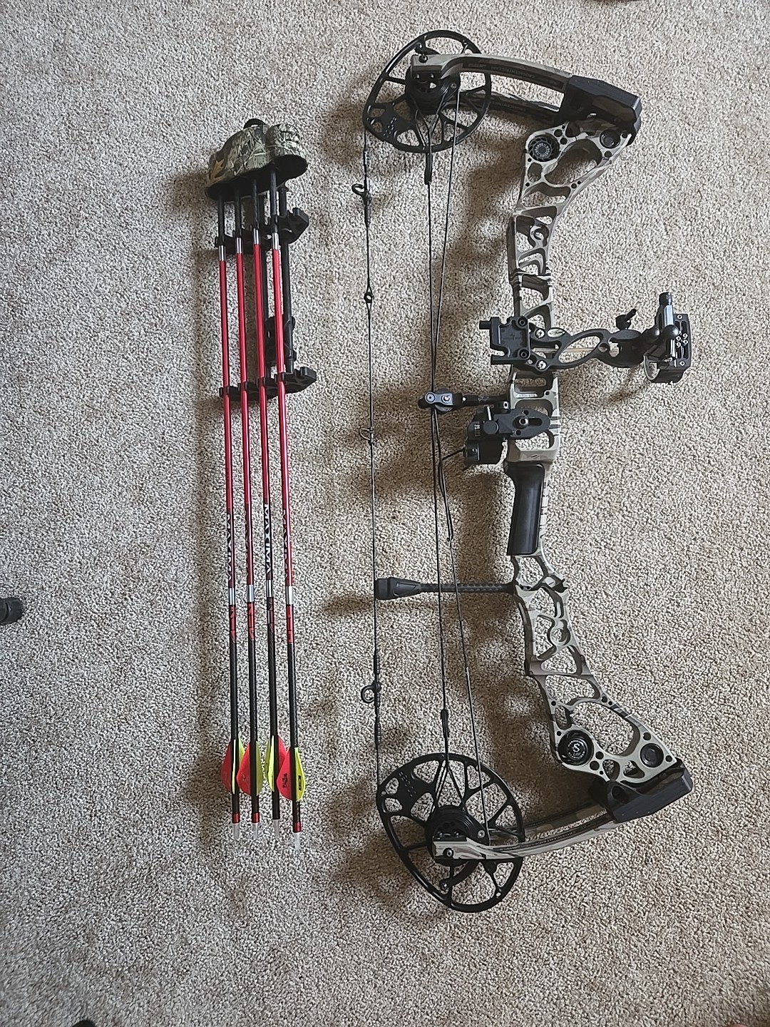 Matthew’s Halon 32 Bow (60-70 lbs & 29 Inch Draw Length) Right Handed & Quiver