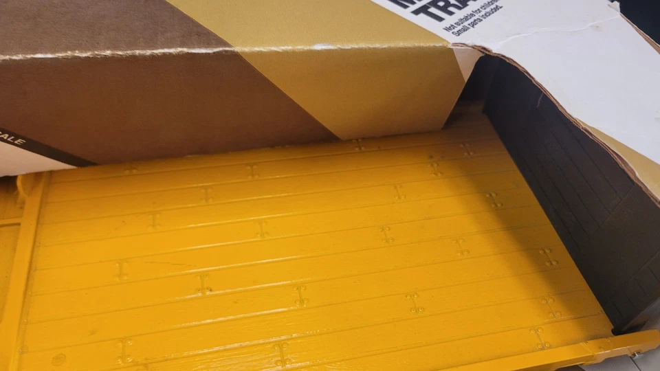 John Deere Flatbed Machine Trailer 1/16 ERTL #594 Die-Cast 1990 New-DAMAGED Box - Image 4 of 4